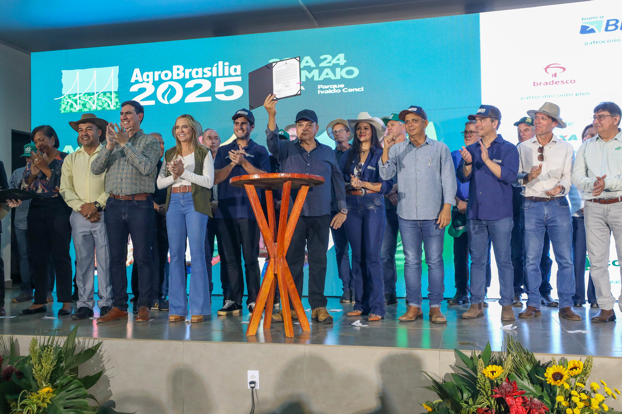 GDF entrega cartas de crédito com juros baixos a produtores rurais durante AgroBrasília