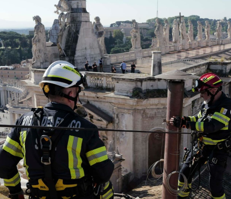 Instalada na Capela Sistina chaminé que anunciará o novo papa