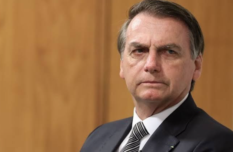 Bolsonaro recebe alta após três semanas internado em Brasília
