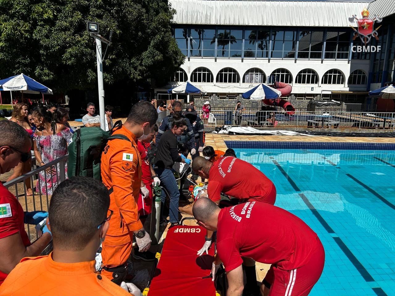 Homem é transportado para o hospital inconsciente após se afogar no Clube dos Previdenciários