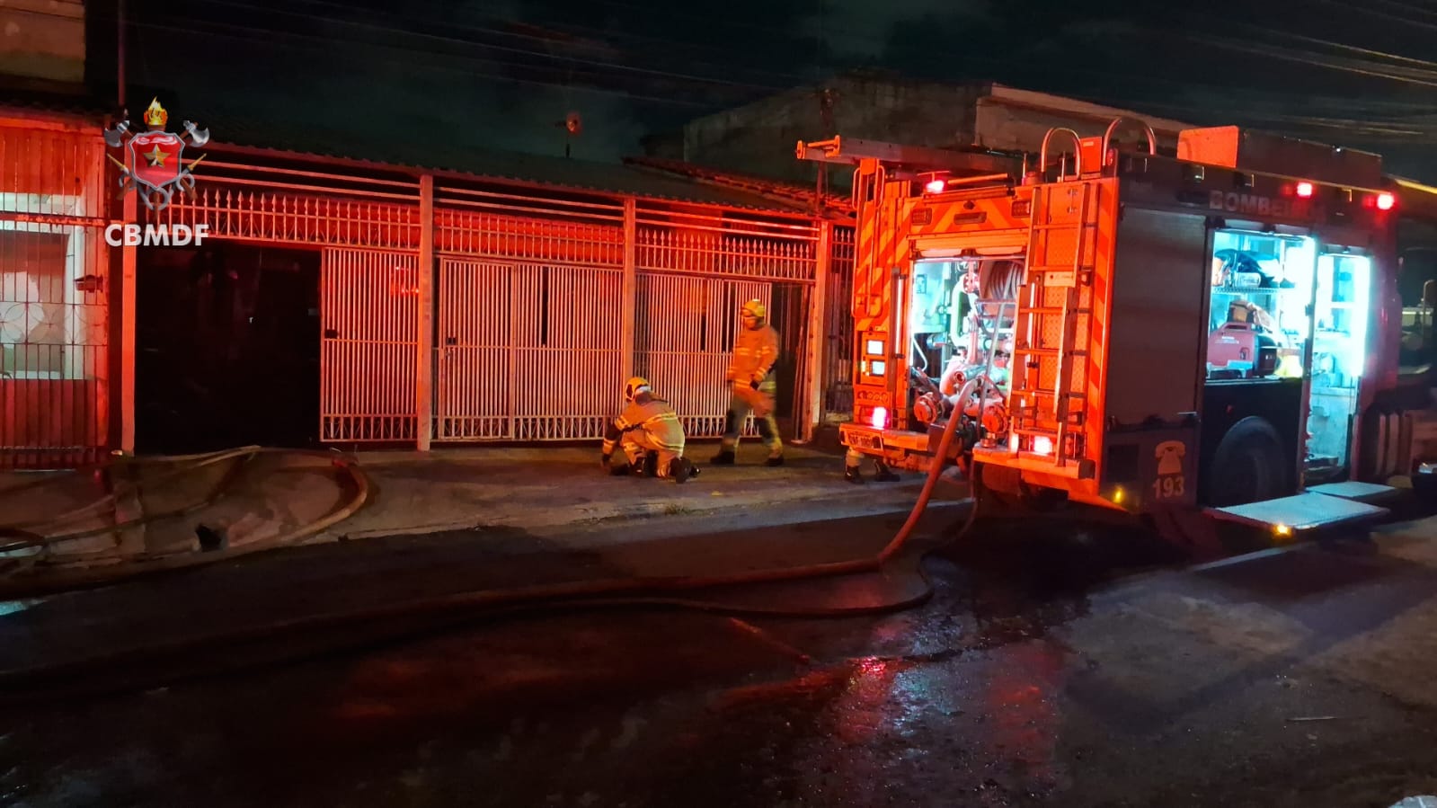 Bombeiros controlam incêndio em residência, no Setor O