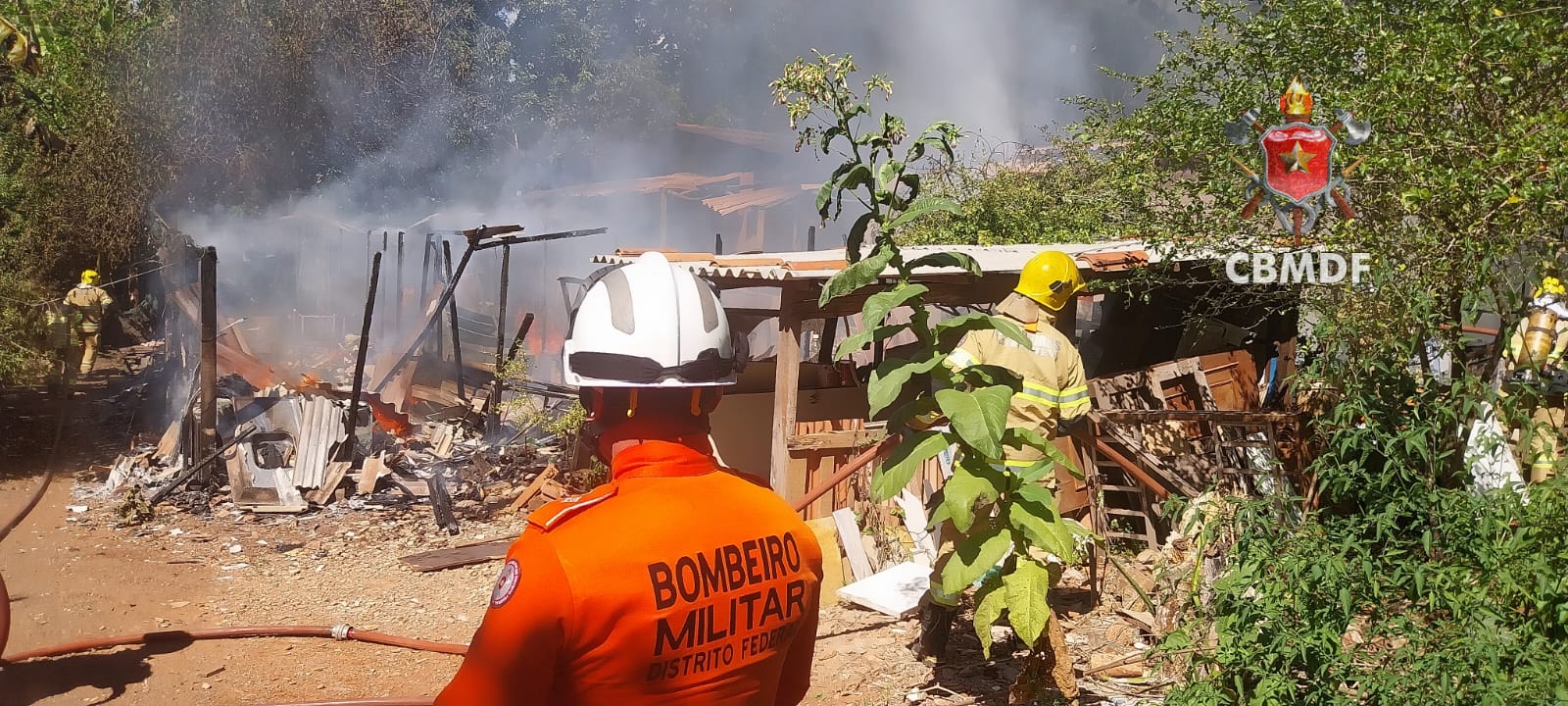 Casa pega fogo no Núcleo Bandeirante