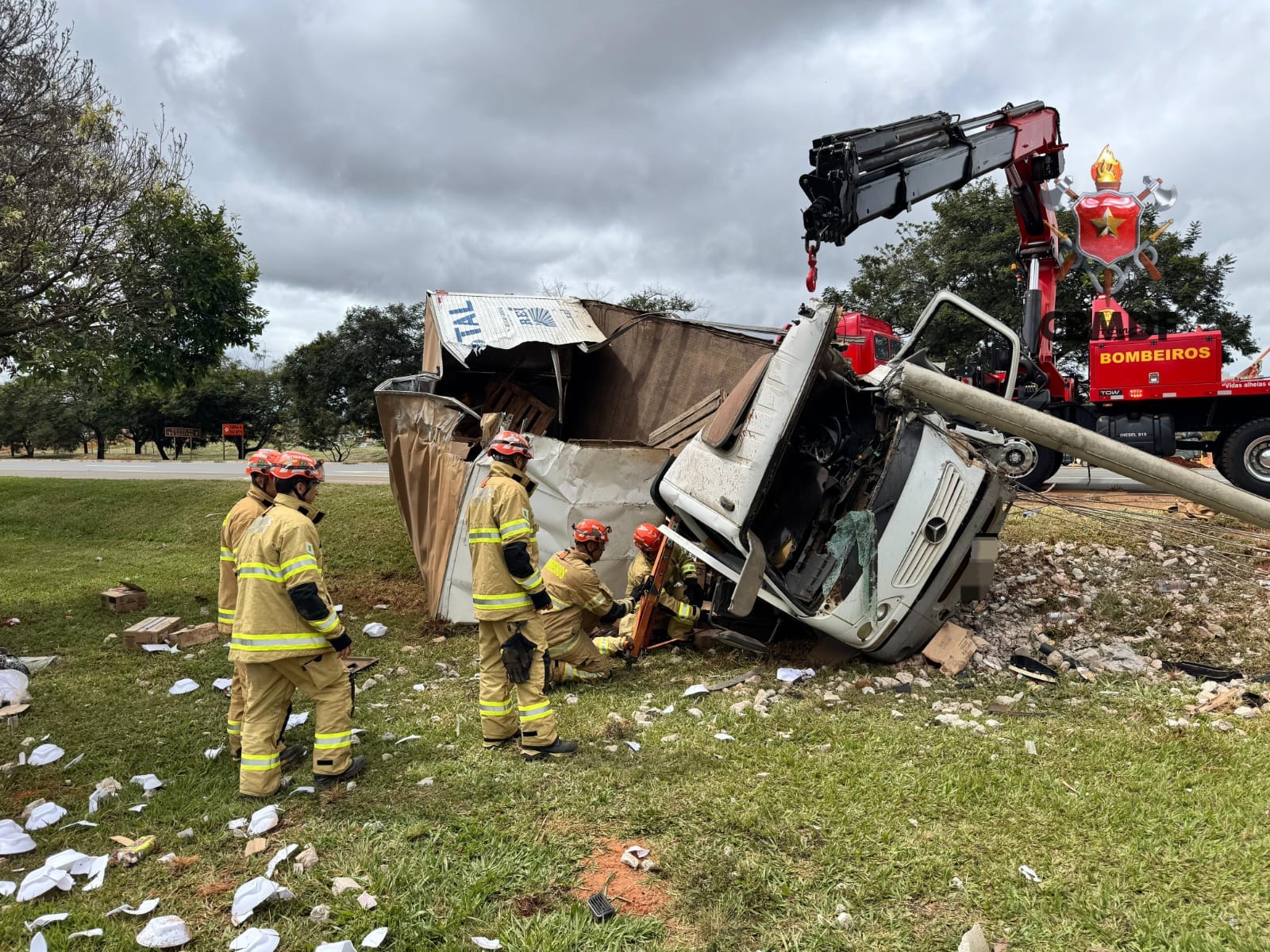 Caminhão colide com poste e capota na EPIA Norte