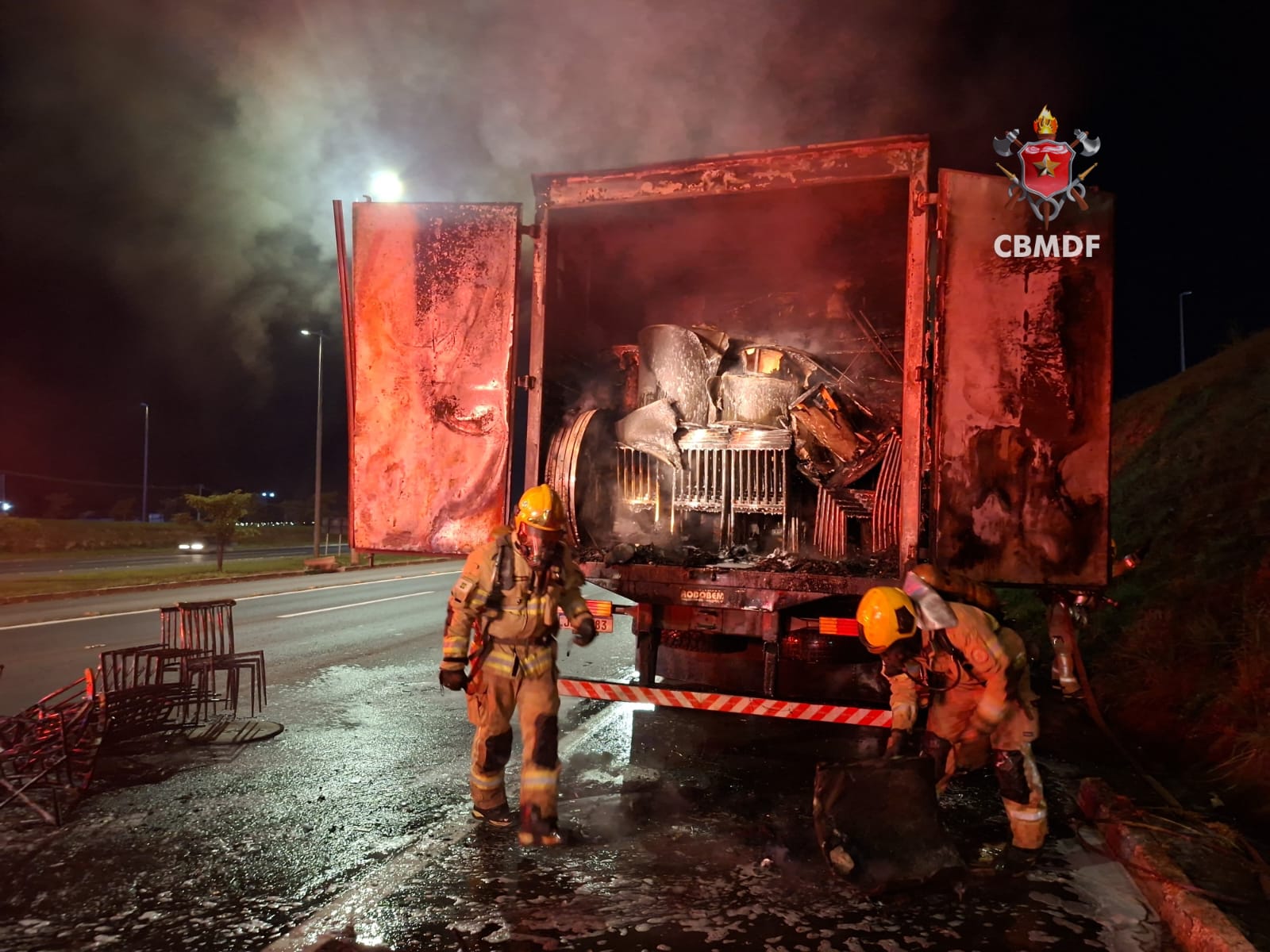 Incêndio em caminhão mobiliza Corpo de Bombeiros na EPTG