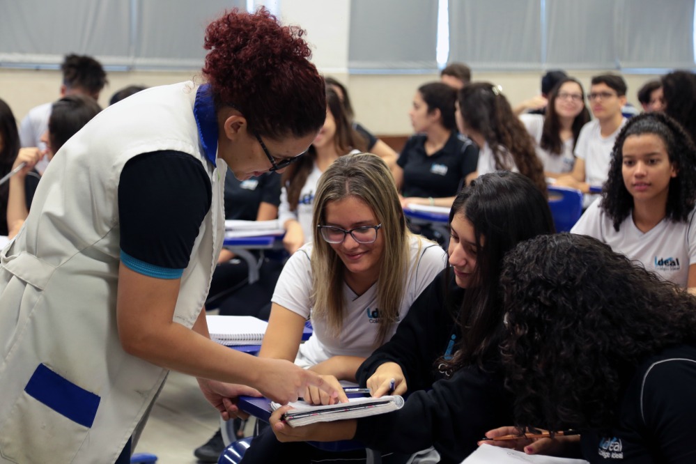 Famílias brasileiras priorizam escolas com foco em valores socioemocionais, aponta pesquisa