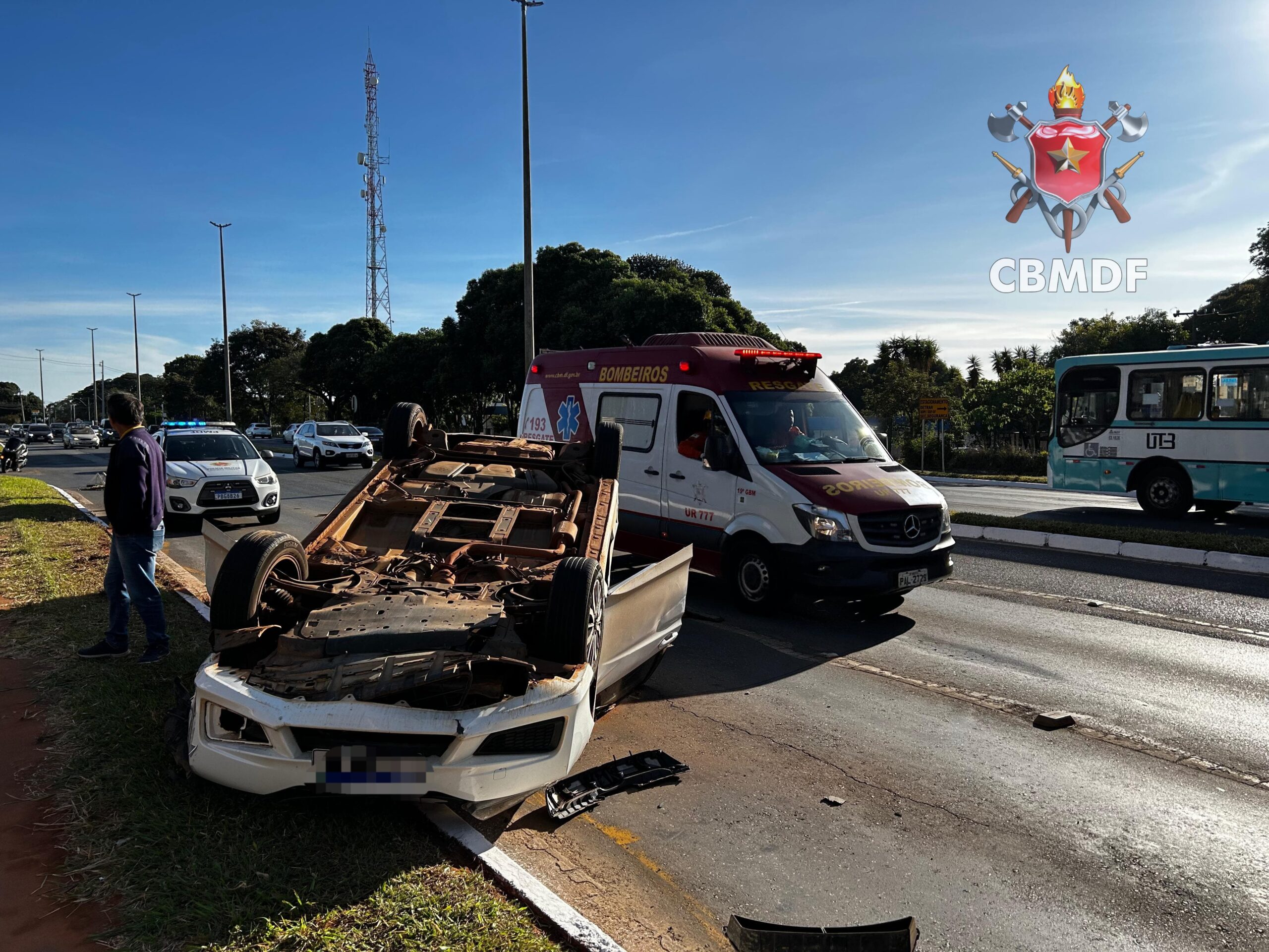 Carro se envolve em Acidente e capota em frente à sede do DETRAN.