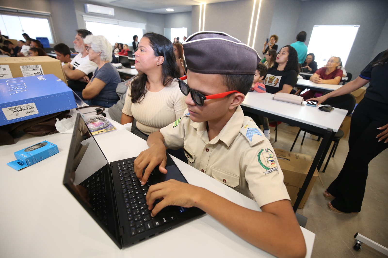 Governo de Goiás entrega notebooks adaptados para estudantes com deficiência visual