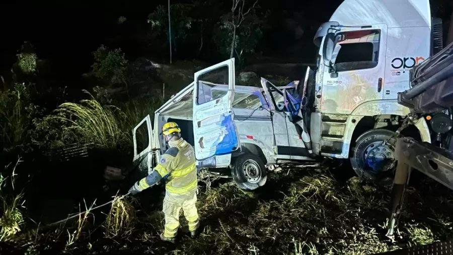 Colisão entre van e carreta deixa 9 mortos e 12 feridos no Norte de Minas