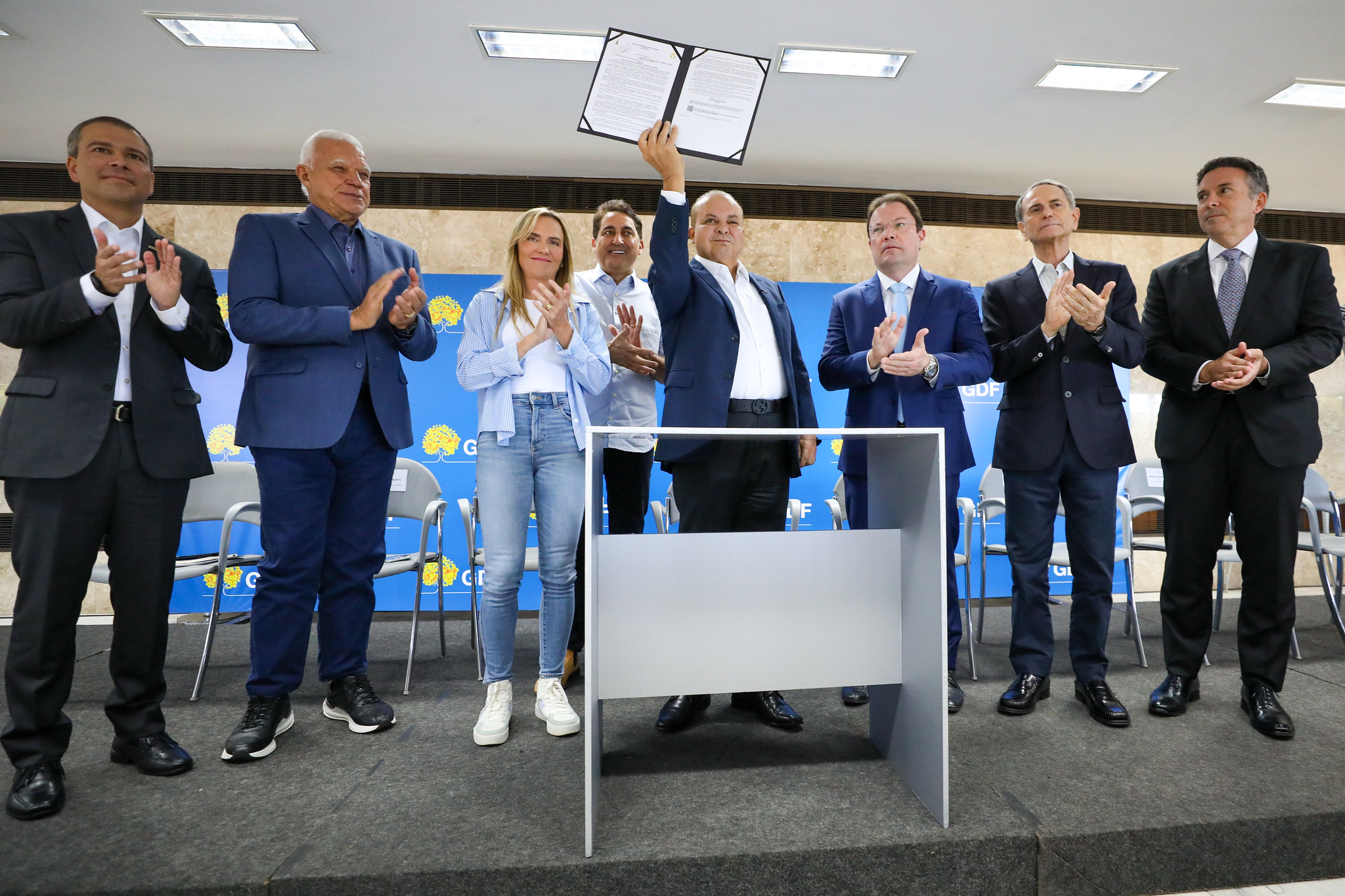 Ibaneis Rocha sanciona lei que permite negociação direta de dívidas com o GDF