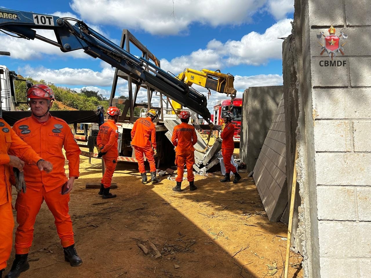 Homem morre após ser atingido por placas de concreto em obra na região do Tororó