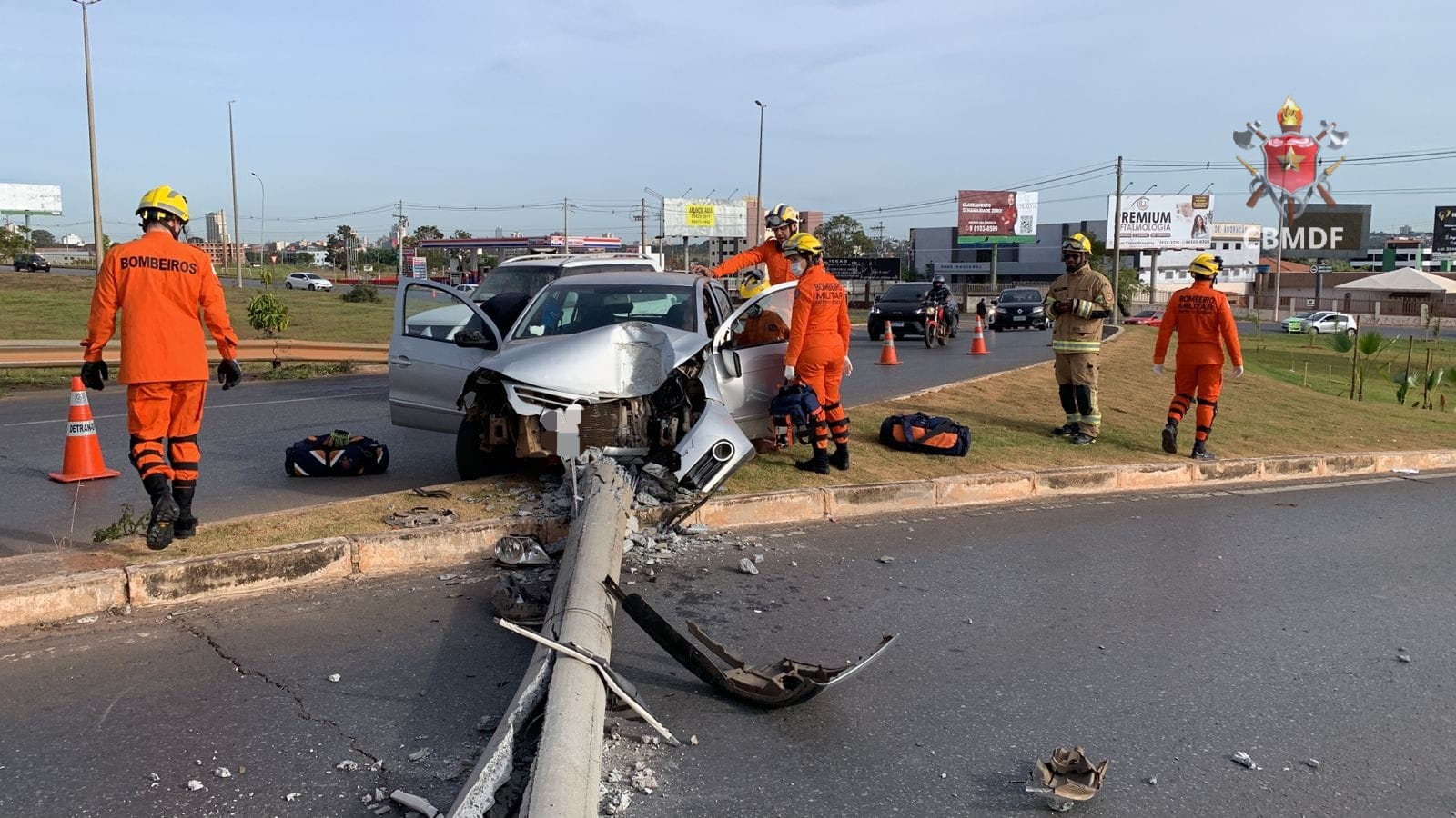 Veículo colide com poste na entrada de Águas Claras e motorista é levada ao hospital