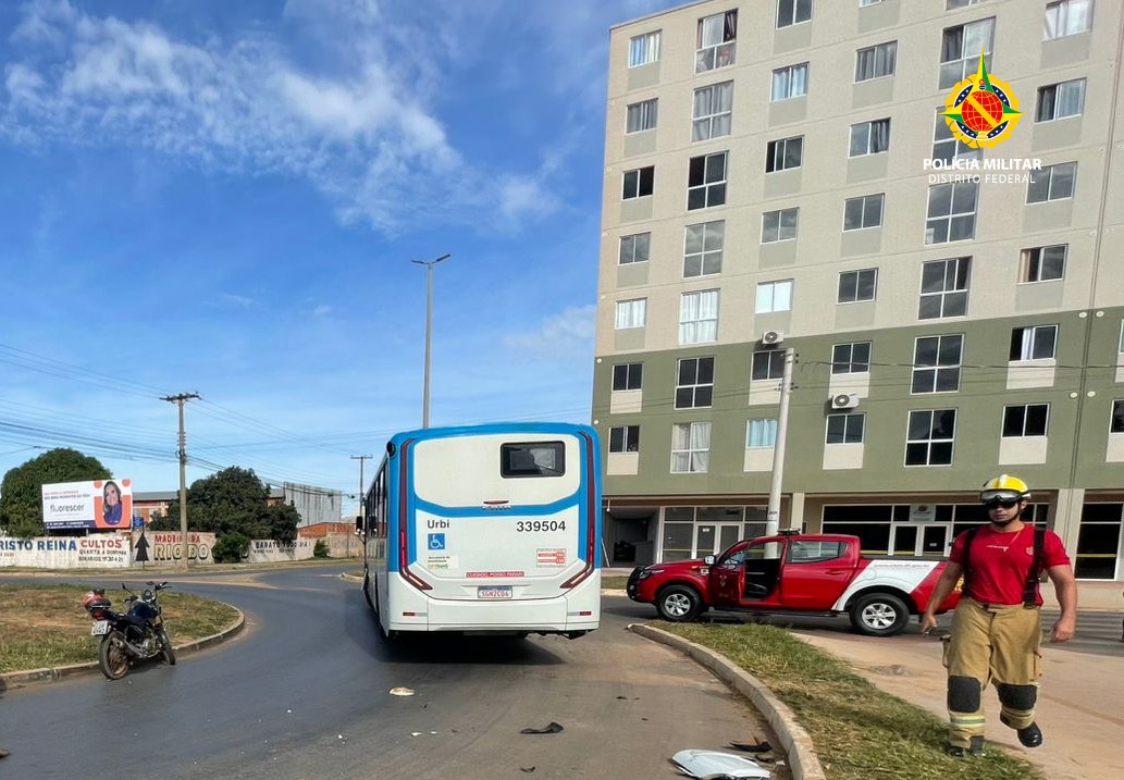 Foragido da Justiça colide moto com ônibus e acaba preso no Recanto das Emas