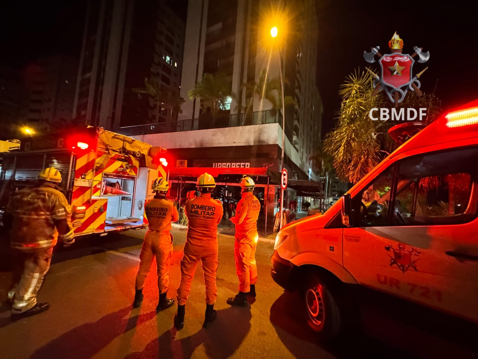 Bombeiros combatem incêndio em bar de Águas Claras