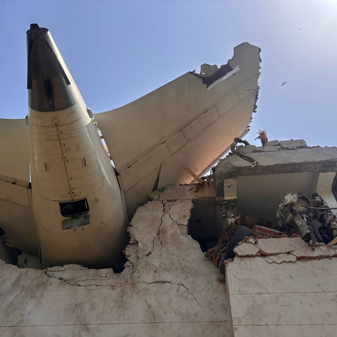 Polícia encontra sobrevivente de queda de avião na Índia