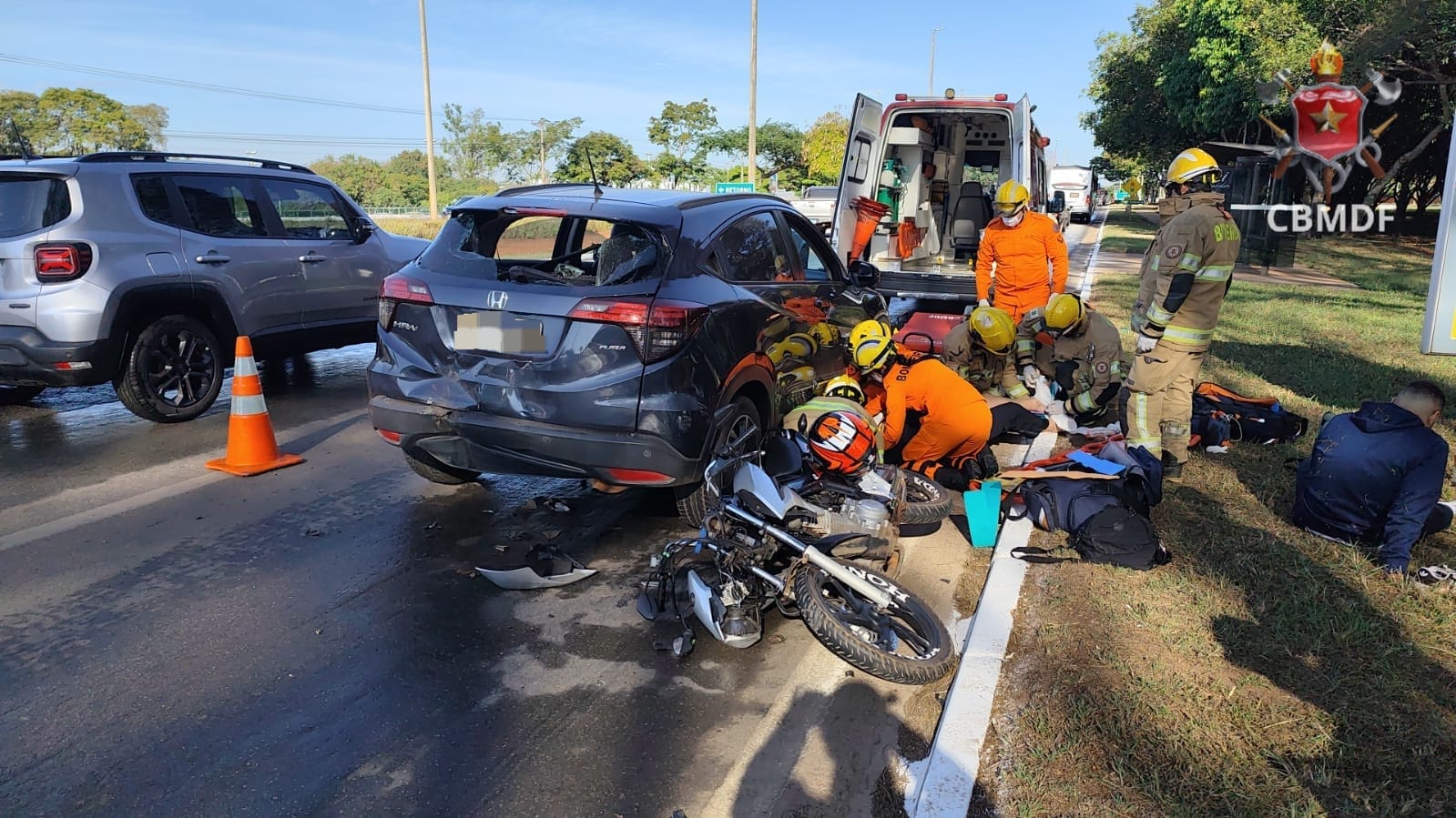 Motocicleta colide com carro no Setor de Clubes Sul e deixa jovem ferida
