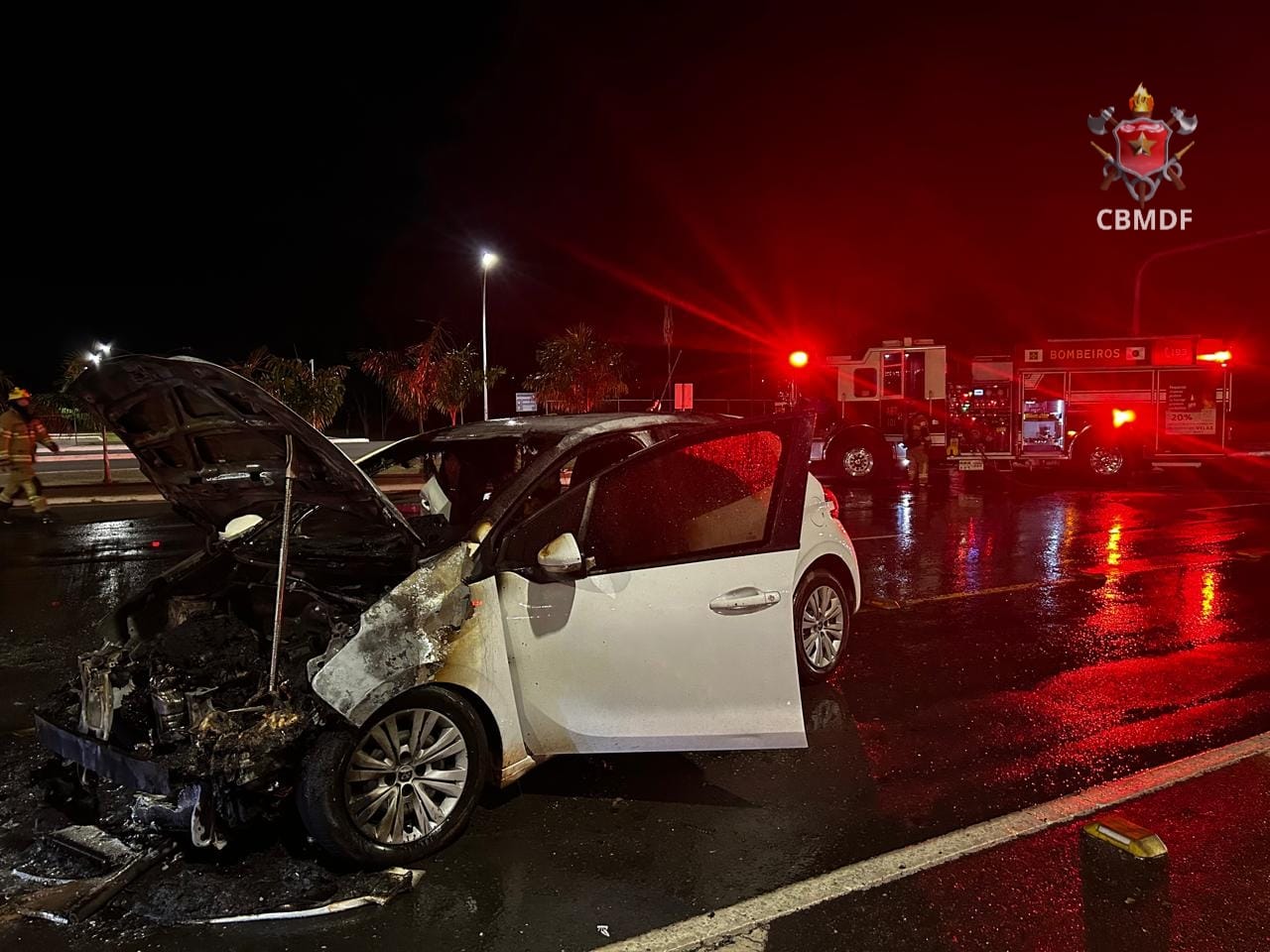 Carro pega fogo ao lado do Palácio do Planalto