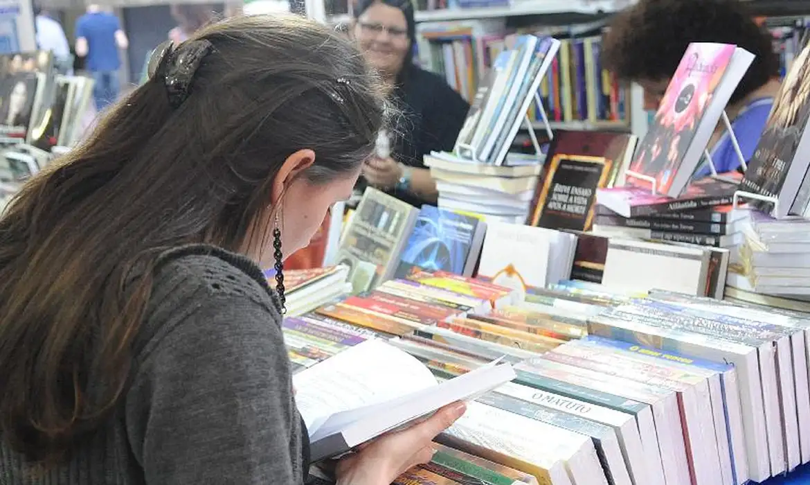 Feira do Livro de Brasília abre com tributo a Belchior e programação voltada ao meio ambiente
